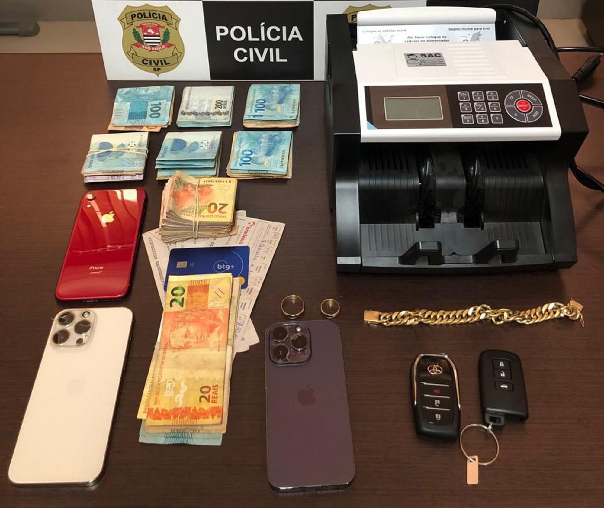 Operação policial prende suspeito de integrar facção criminosa e apreende mais de R$ 100 mil, joias e caminhonete de luxo