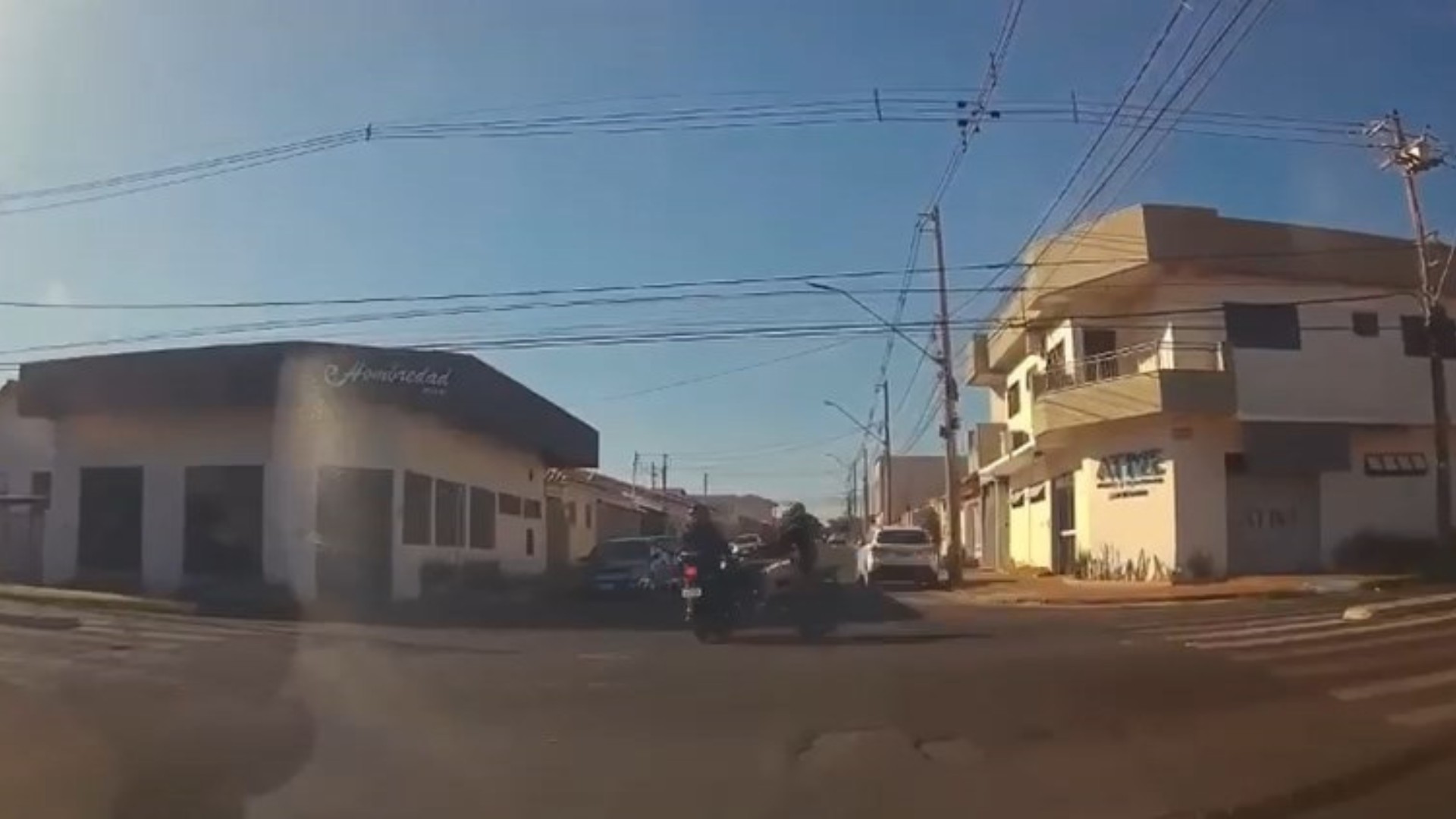 VÍDEO: Motociclistas ficam feridos ao baterem em cruzamento em Araguari 