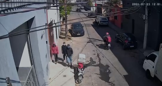 Ladrões invadem lava-jato, rendem funcionários e roubam três carros em BH
