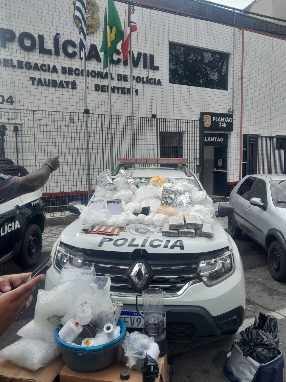 PM prende motorista que transportava 45 kg de drogas em Taubaté, SP