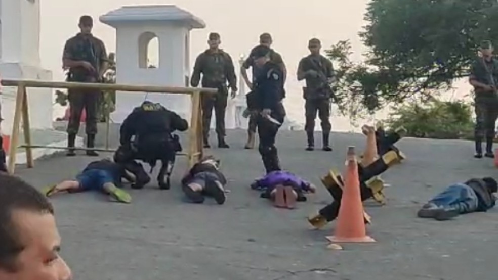 Quatro suspeito são presos em tentativa de assalto a ônibus em Fortaleza. — Foto: Reprodução