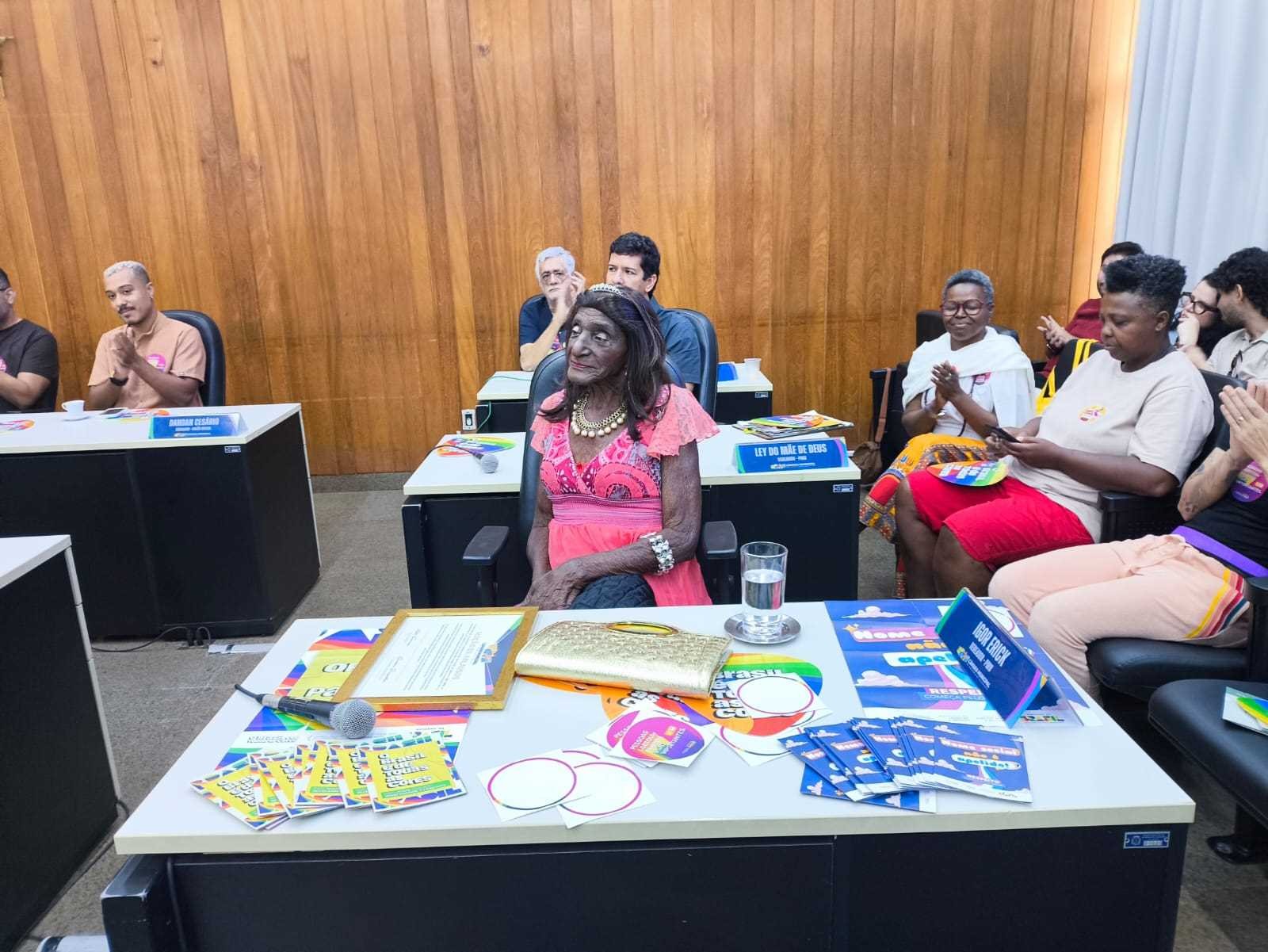 OAB aciona Ministério Público após comentários transfóbicos e racistas contra travesti mais velha do Brasil em Governador Valadares