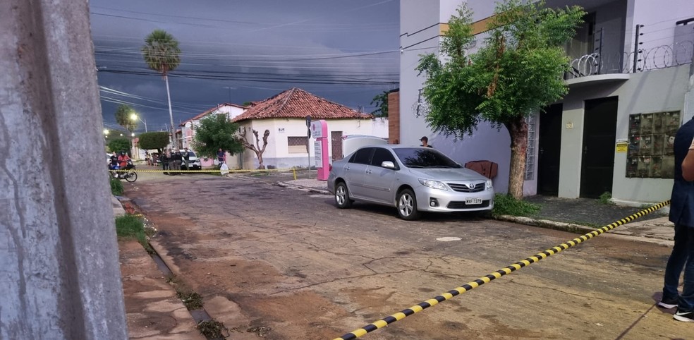 Vítimas de tentativa de assalto estavam em carro, na rua Adolescente suspeito de tentar cometer assalto é morto a tiros no Centro de Teresina — Foto: Pedro Lima/ g1 Piauí