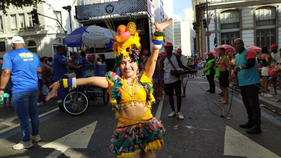 Telma Peoli, 52 anos, no Cordão da Bola preta na manhã deste sábado (14) — Foto: Patrícia Teixeira / g1
