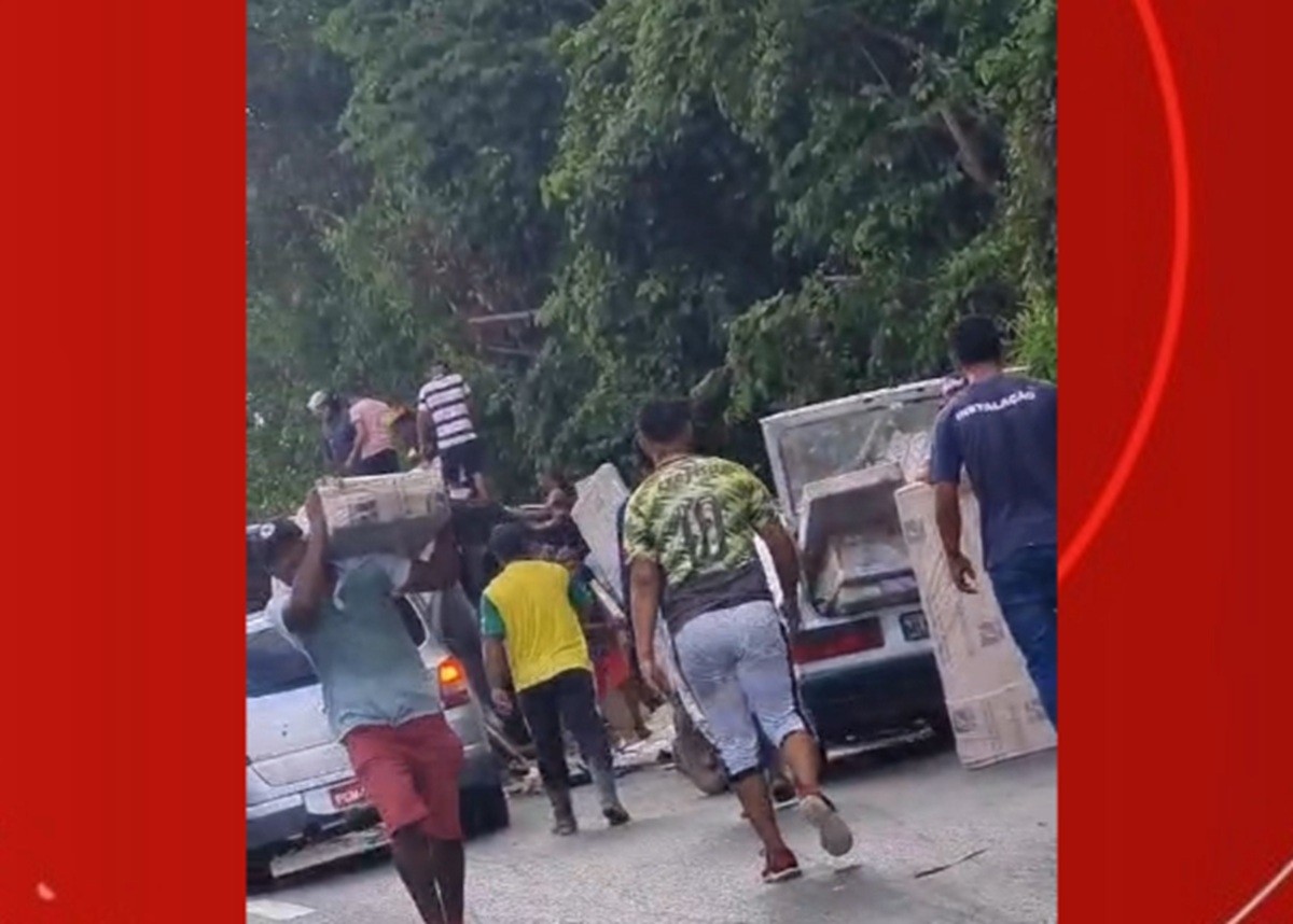 VÍDEO: caminhão carregado com móveis tomba e população saqueia carga no interior de Alagoas