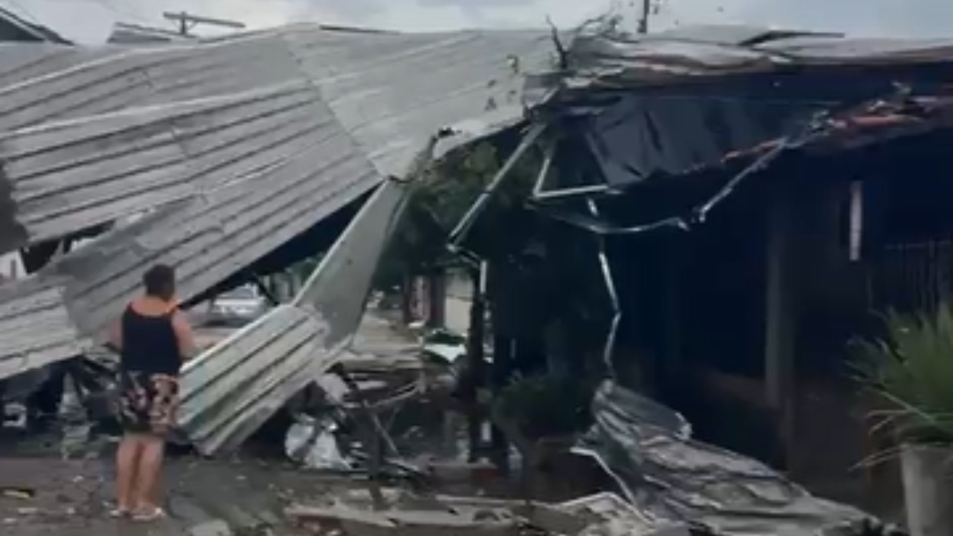 VÍDEO: temporal de 30 minutos destelha casas, derruba árvores e provoca alagamentos em Leopoldina