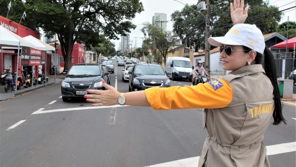 Agetran orienta condutores sobre as interdições no trânsito de Campo Grande — Foto: PMCG/Divulgação