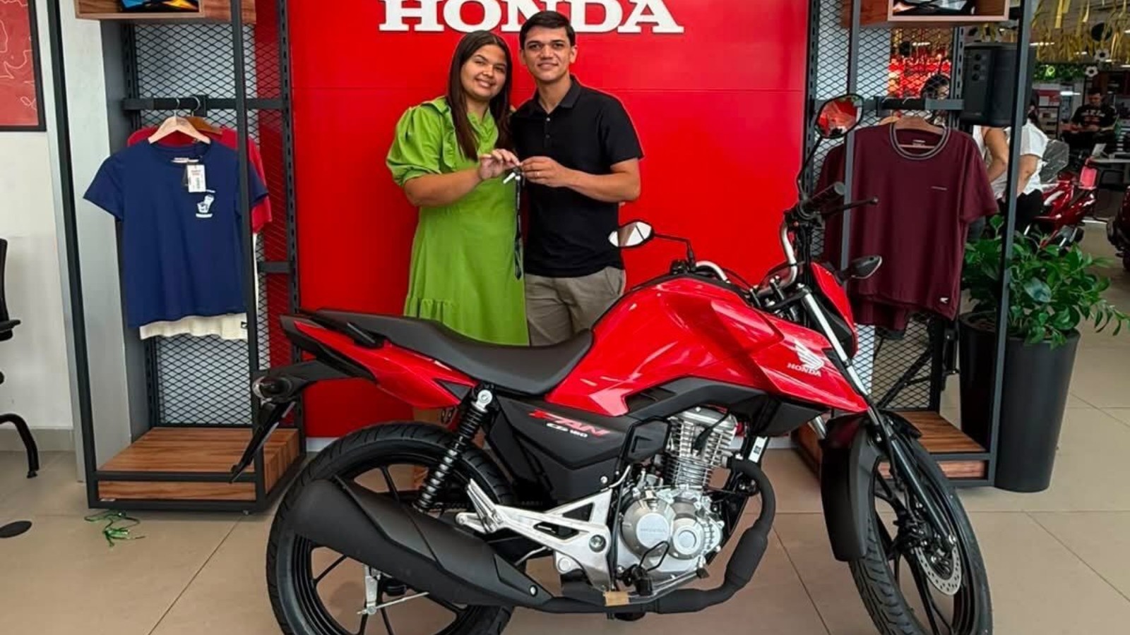 Mulher que morreu em acidente com moto nova fez foto com o veículo momentos antes de colisão no Ceará
