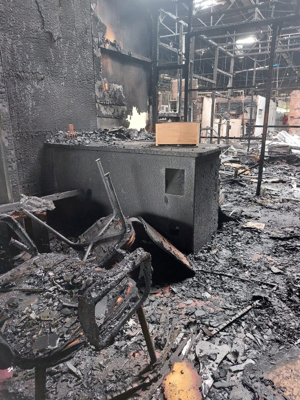 Incêndio na Feira do Santo Antônio, em Manaus. — Foto: Naine Carvalho/Rede Amazônica
