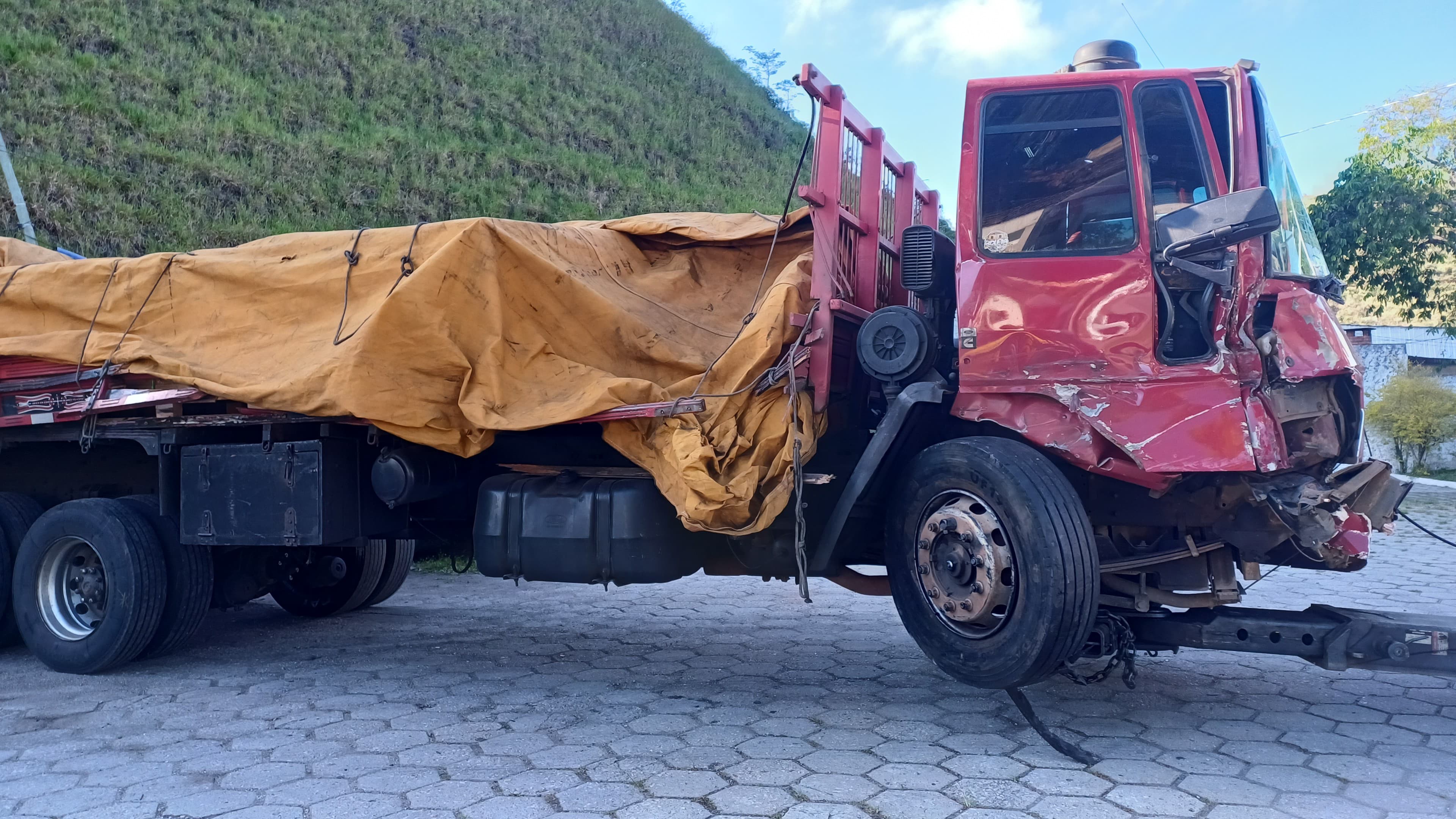 Acidente entre caminhão e carreta deixa homem ferido na descida da Serra das Araras, em Piraí