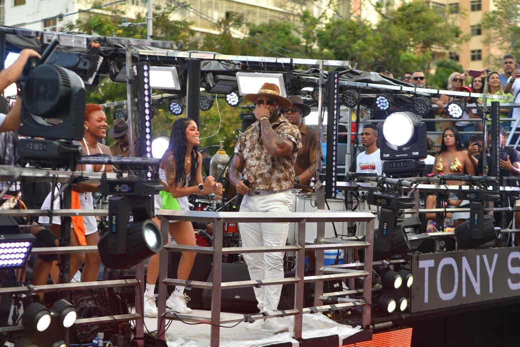 Trio de Tony Salles quebra durante desfile e cantor encerra desfile antes do final do circuito em Salvador