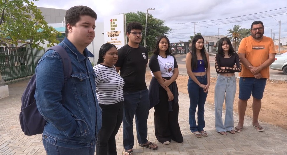 Estudantes cobram o retorno da linha de ônibus entre Petrolina e Juazeiro — Foto: Reprodução/ TV Grande Rio