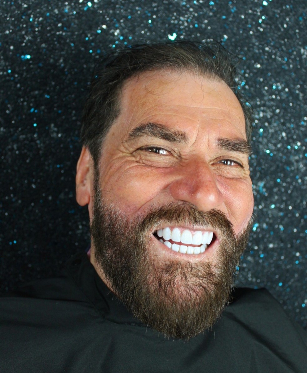 Valdemar, de 47 anos, exibe o novo visual após transformação em Fartura (SP) — Foto: Késia Nochelli/Divulgação