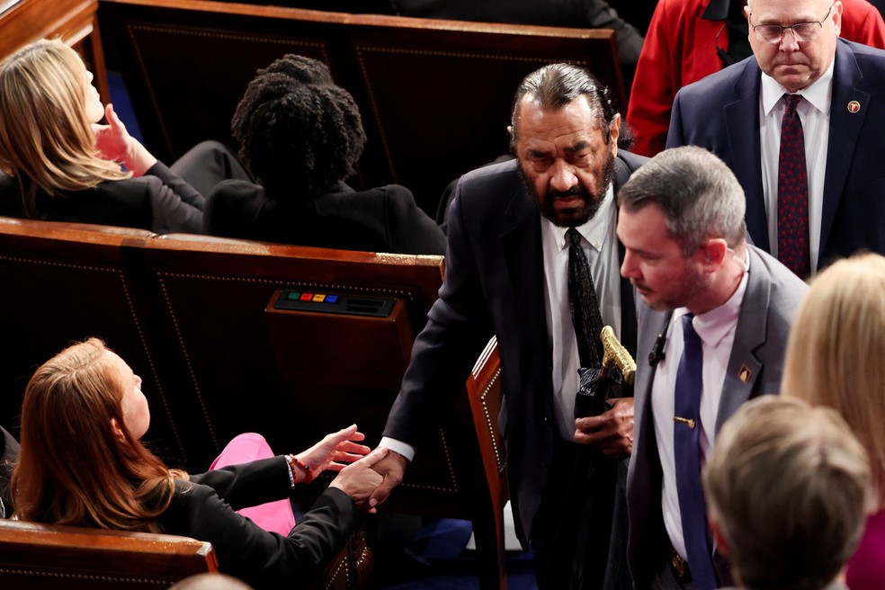 O deputado Al Green (D-TX) é escoltado para fora após gritar durante o discurso do presidente Donald Trump em uma sessão conjunta do Congresso, no plenário da Câmara do Capitólio dos EUA, em Washington, D.C., em 4 de março de 2025 — Foto: REUTERS/Kevin Lamarque