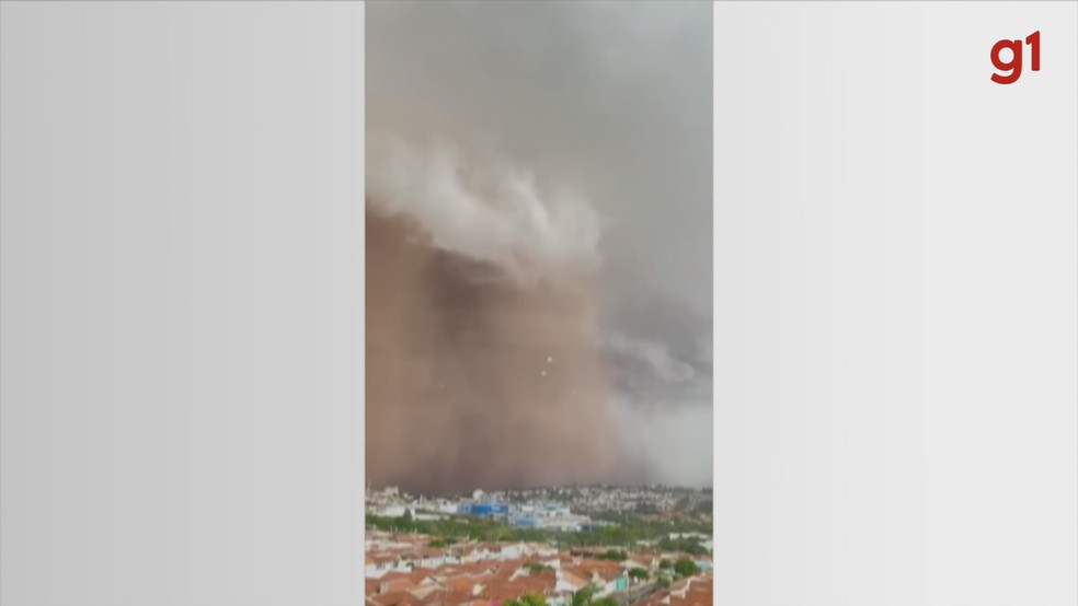 coluna de poeira se forma durante tempestade de areia no interior de SP — Foto: Defesa Civil/Divulgação