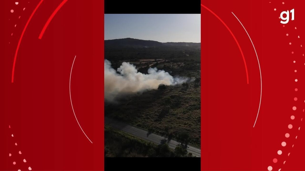 Bombeiros se mobilizam para conter incêndio em área de vegetação às margens da MGC-135; VÍDEO 
