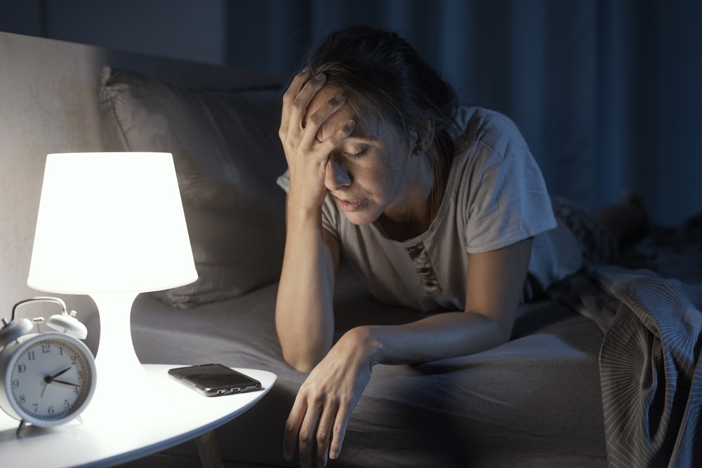 Estudo indica que dormir menos de seis ou mais de oito horas acelera envelhecimento biológico
