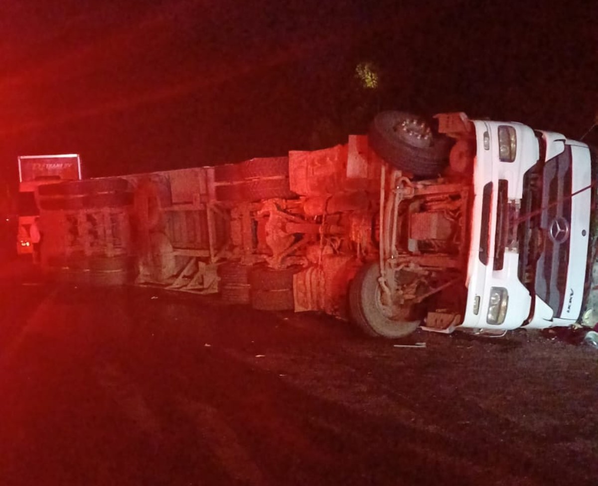 Carreta tomba, deixa três feridos e trava trânsito na subida da Serra das Araras, em Piraí
