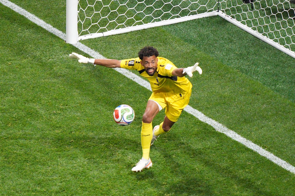 Goleiro de Cabo Verde, Vozinha, durante o jogo contra a Espanha. — Foto: Jacob Kupferman/AP