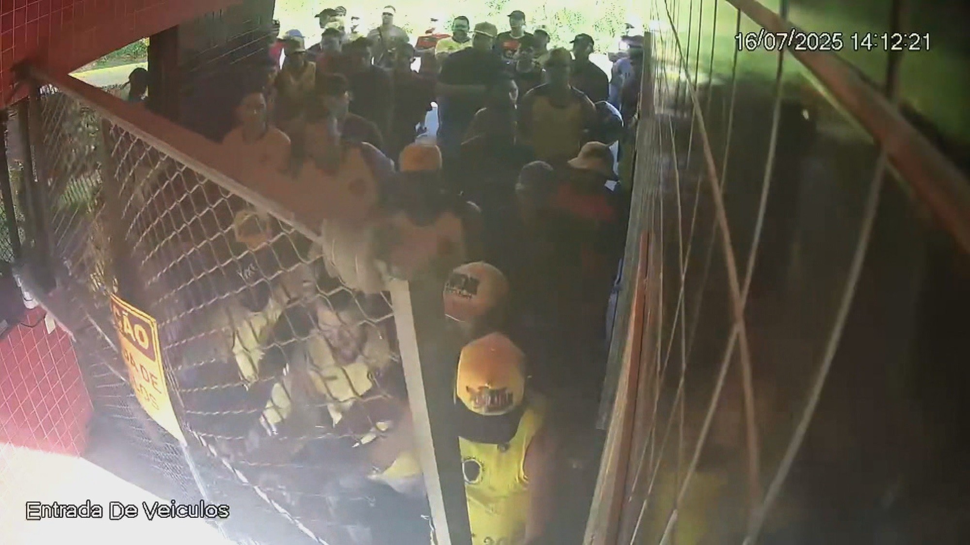 Vídeo mostra torcedores invadindo centro de treinamento do Sport e danificando câmera de segurança