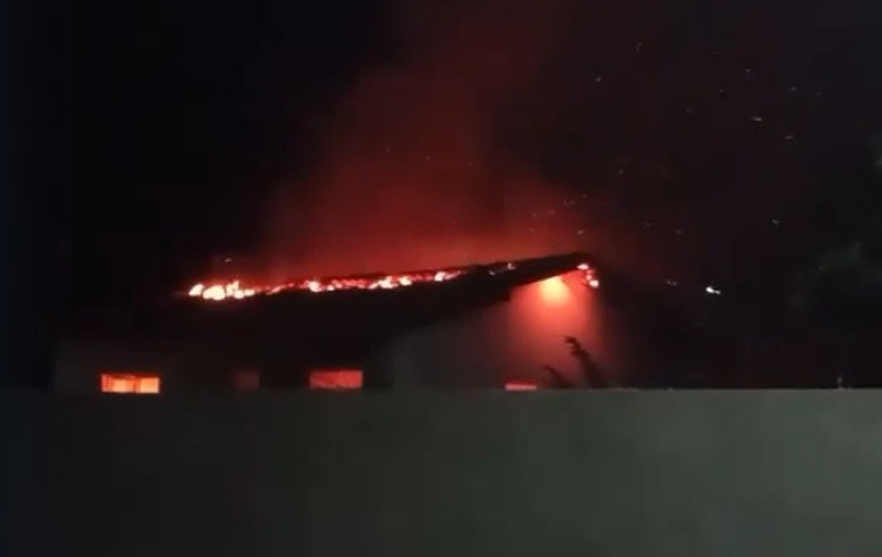 Uma viatura foi deixada no local para evitar danos à casa de Lucélia, mas vizinhos incendiaram a casa dela durante a noite. — Foto: Reprodução