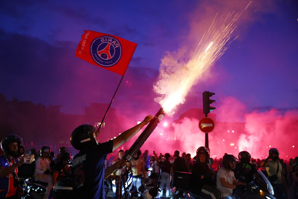 Torcedores do Paris Saint-Germain comemoram a conquista da Liga dos Campe&otilde;es da UEFA &mdash; Foto: REUTERS/Abdul Saboor