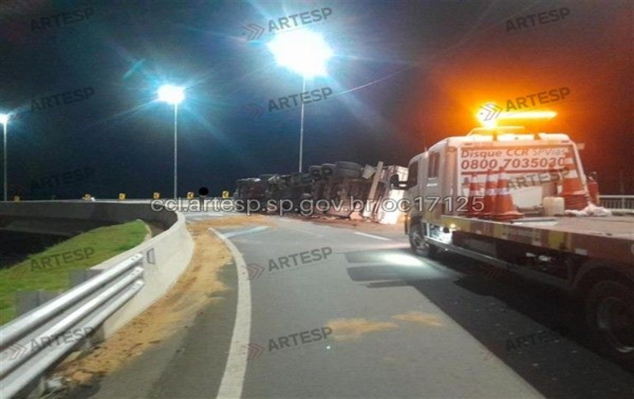 Carreta carregada com 26 toneladas de MDF tomba e interdita rodovia SP-258 em Itapeva