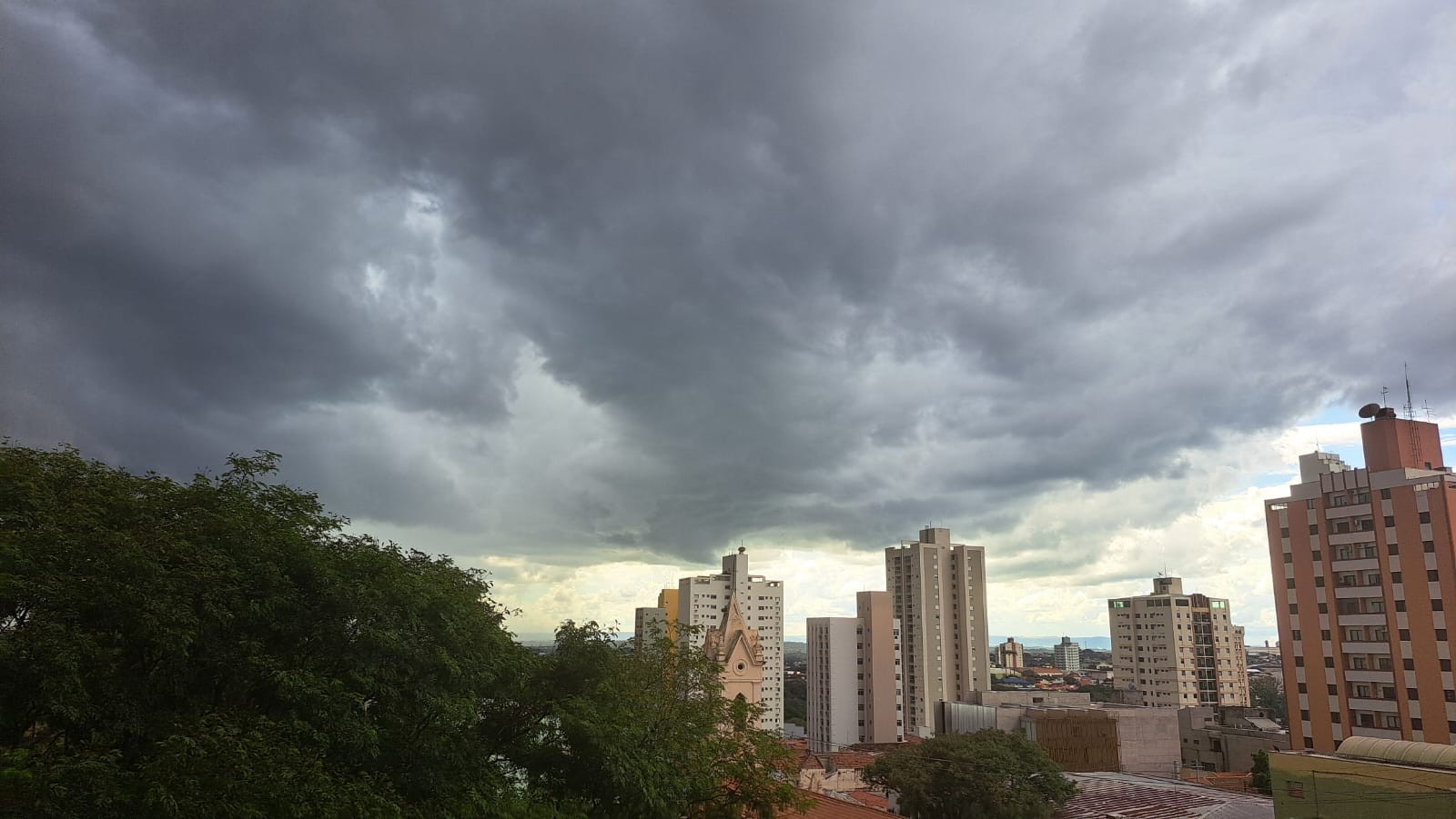 Abril chuvoso? Piracicaba supera média histórica em dois dias e mês deve ser mais quente, apontam centros meteorológicos
