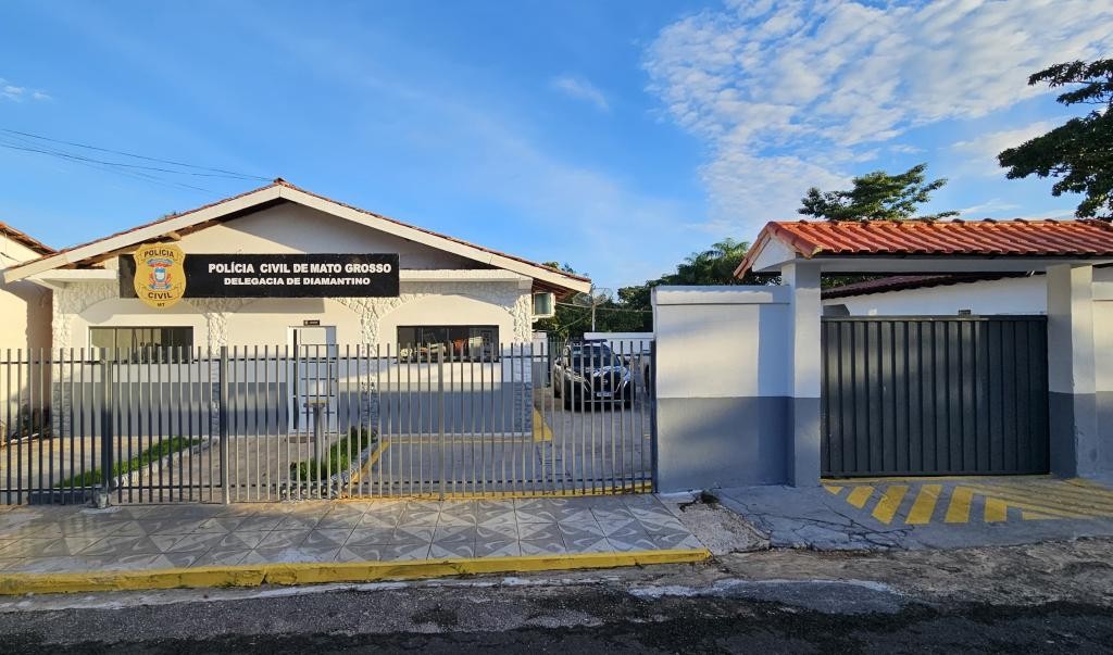 Suspeito de esfaquear homem é encontrado em bueiro e cai de barranco durante fuga em MT