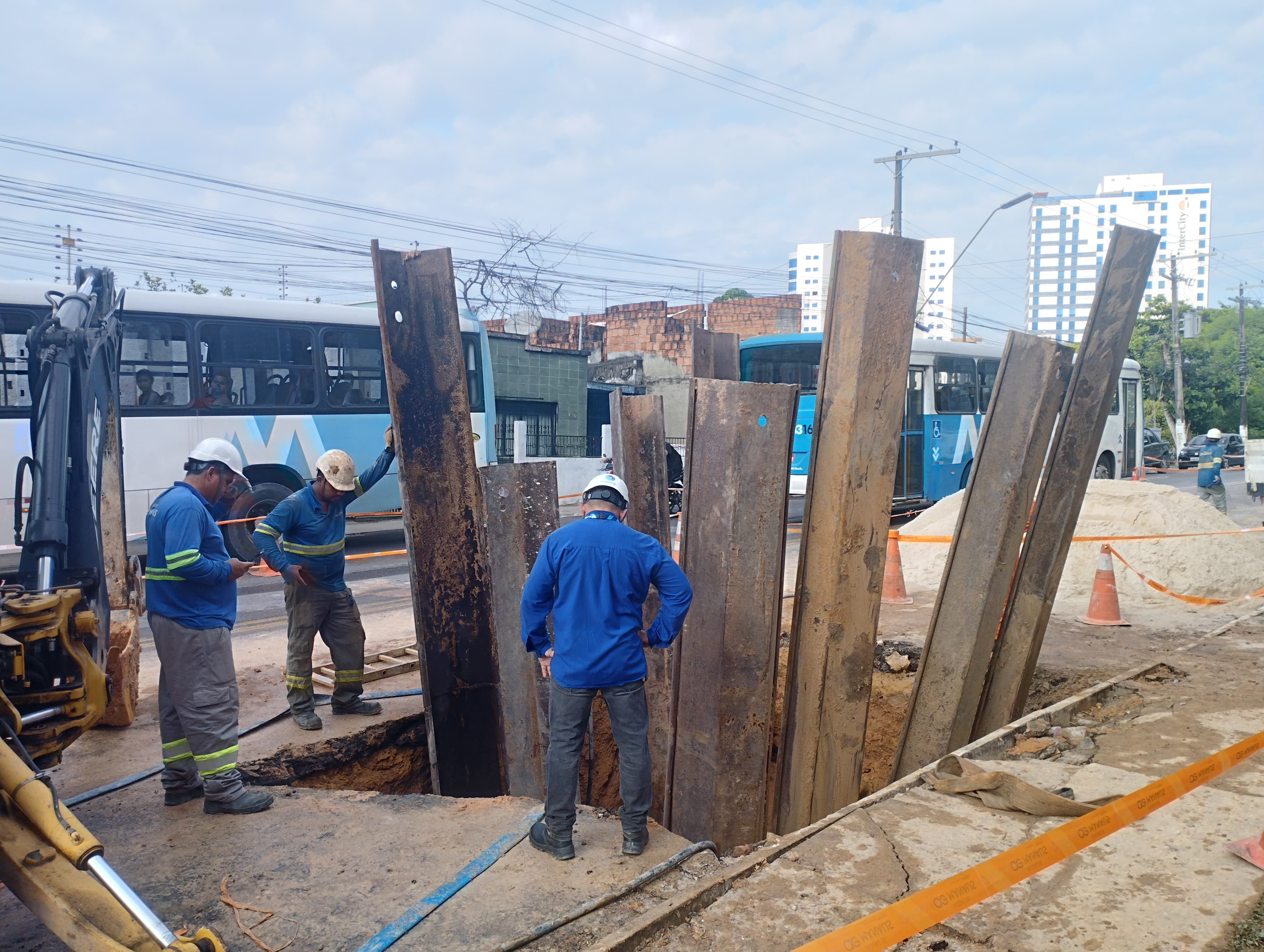 Rompimento de tubulação deixa rua parcialmente interditada na Zona Centro-Sul de Manaus