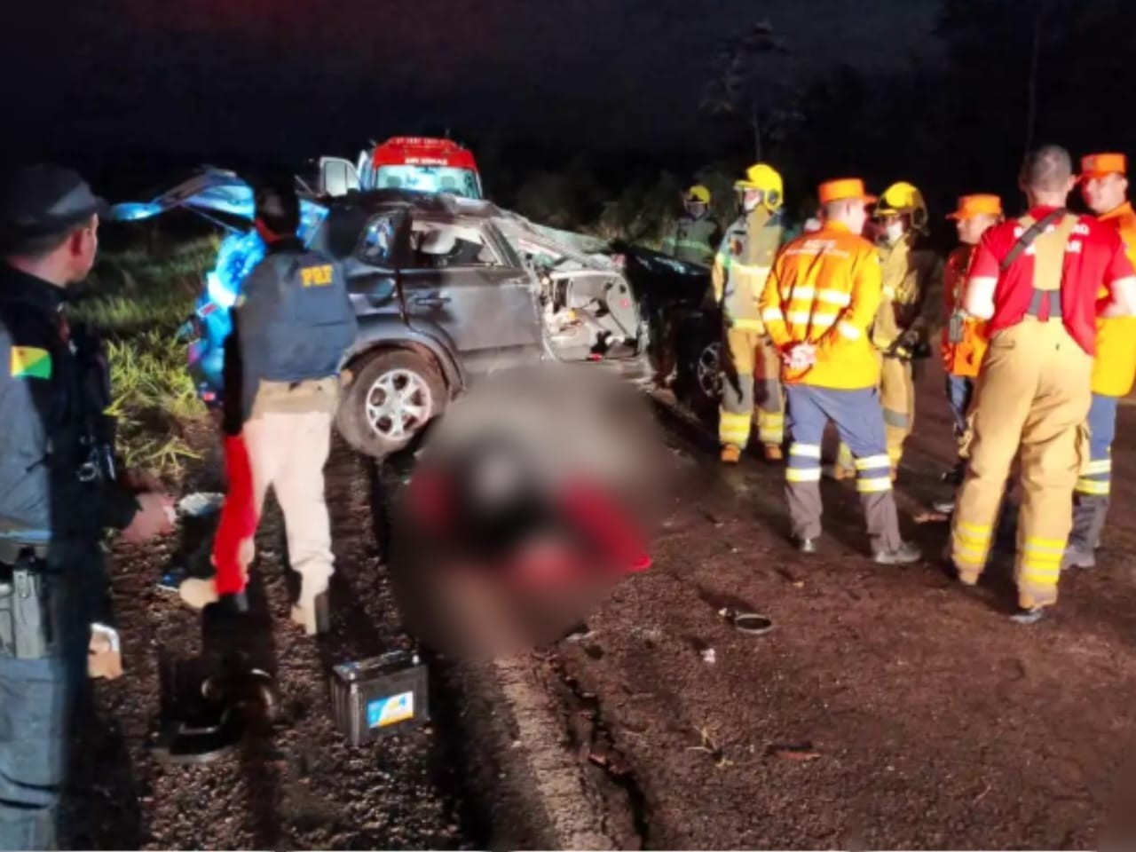 Mulher morre e dois ficam feridos após peruanos capotarem carro em rodovia no AC