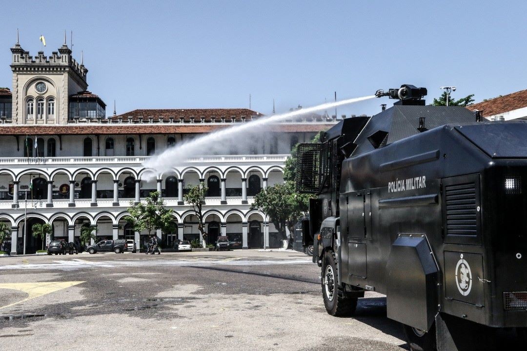 Governo do Paraná quer comprar blindado com canhão de água para controle de manifestações por até R$ 4 milhões