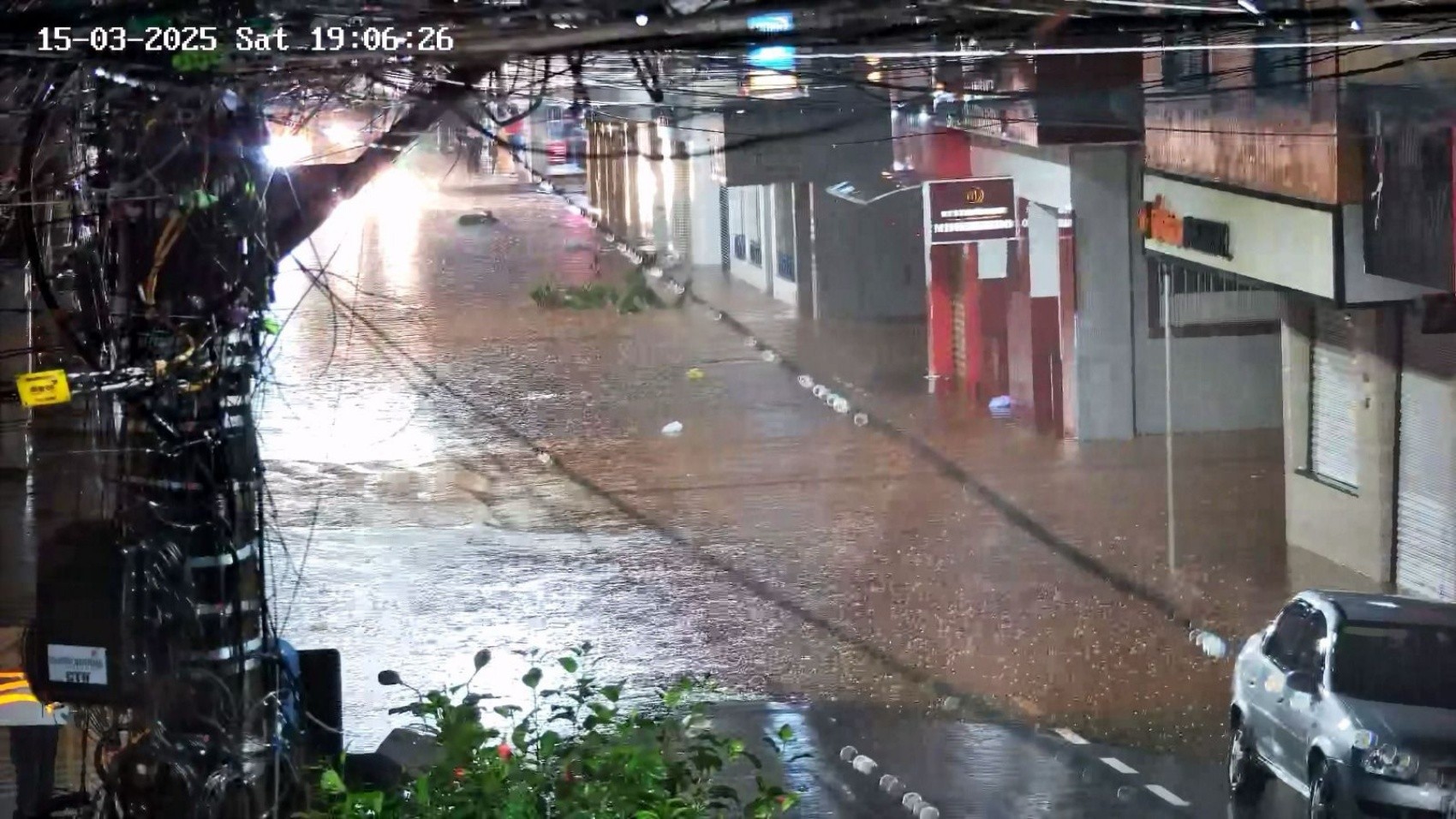 Forte chuva causa alagamentos nas ruas de Pouso Alegre, MG