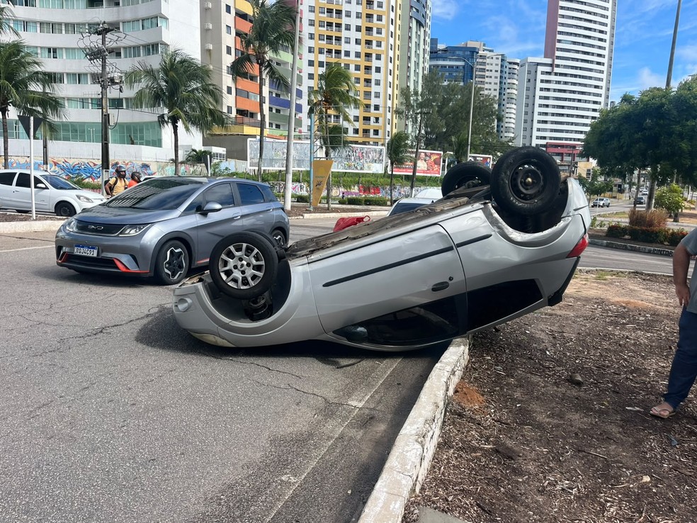 Carro capotado na rotat&oacute;ria de Ponta Negra, em Natal &mdash; Foto: Philipe Salvador/Inter TV Cabugi