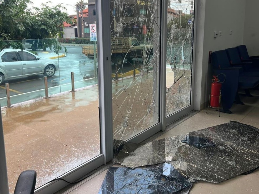 Porta de vidro da Câmara de Vereadores de Costa Rica depredada por vândalo. — Foto: Divulgação.