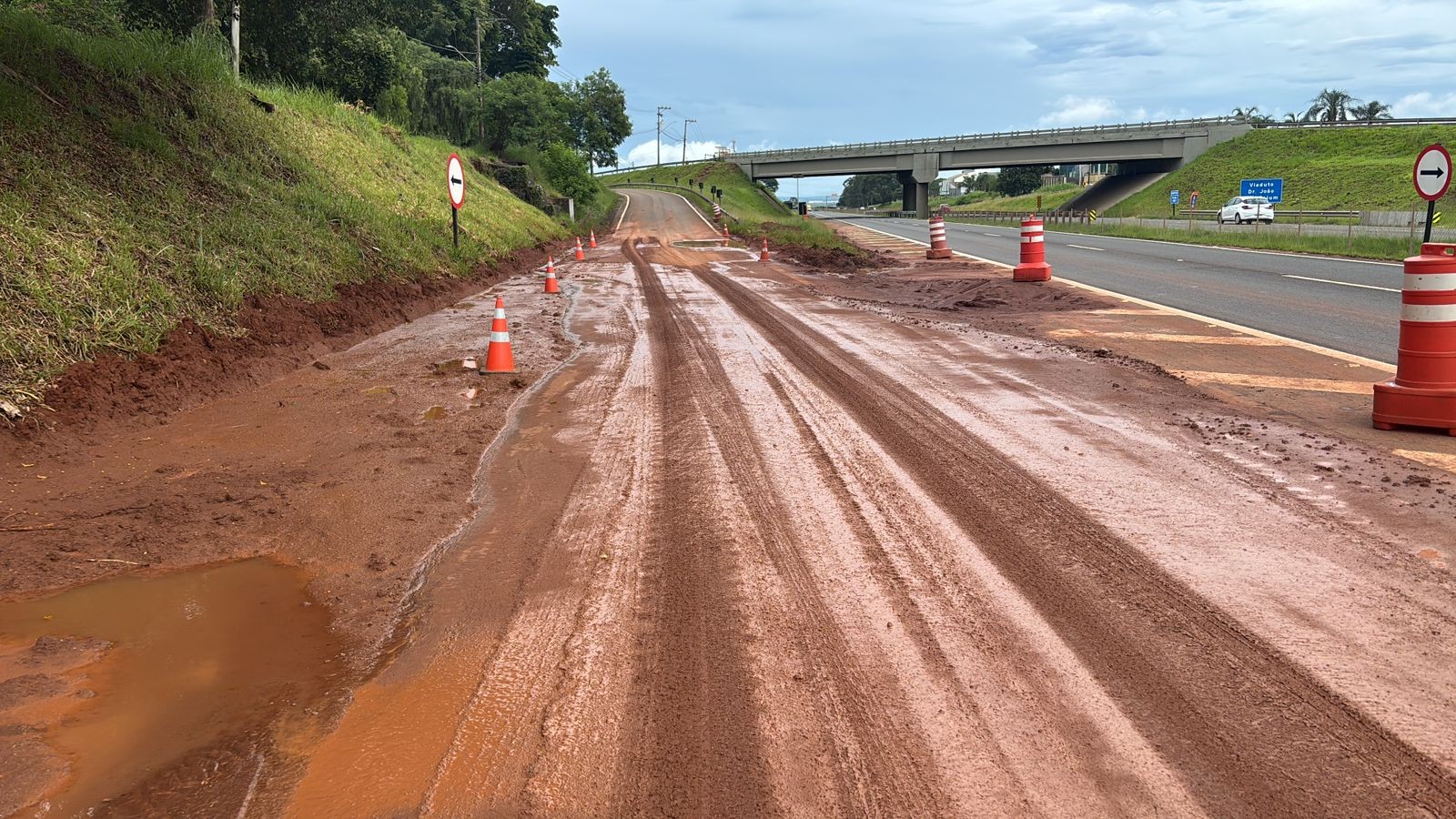 Alça de acesso da Rodovia do Açúcar segue fechado em Piracicaba após deslizamento de terra e moradores apontam riscos 