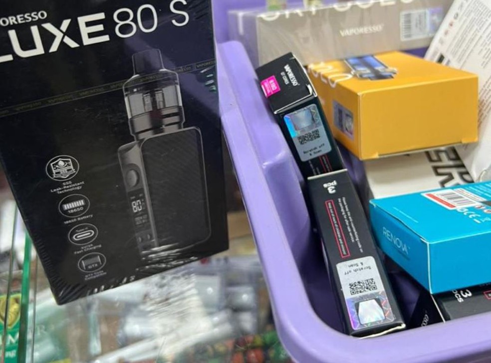 Investigação da PF identificou publicidade e negociações de cigarros eletrônicos em redes sociais e comercialização do produto ilícito em lojas de rua. — Foto: Polícia Federal/ Divulgação