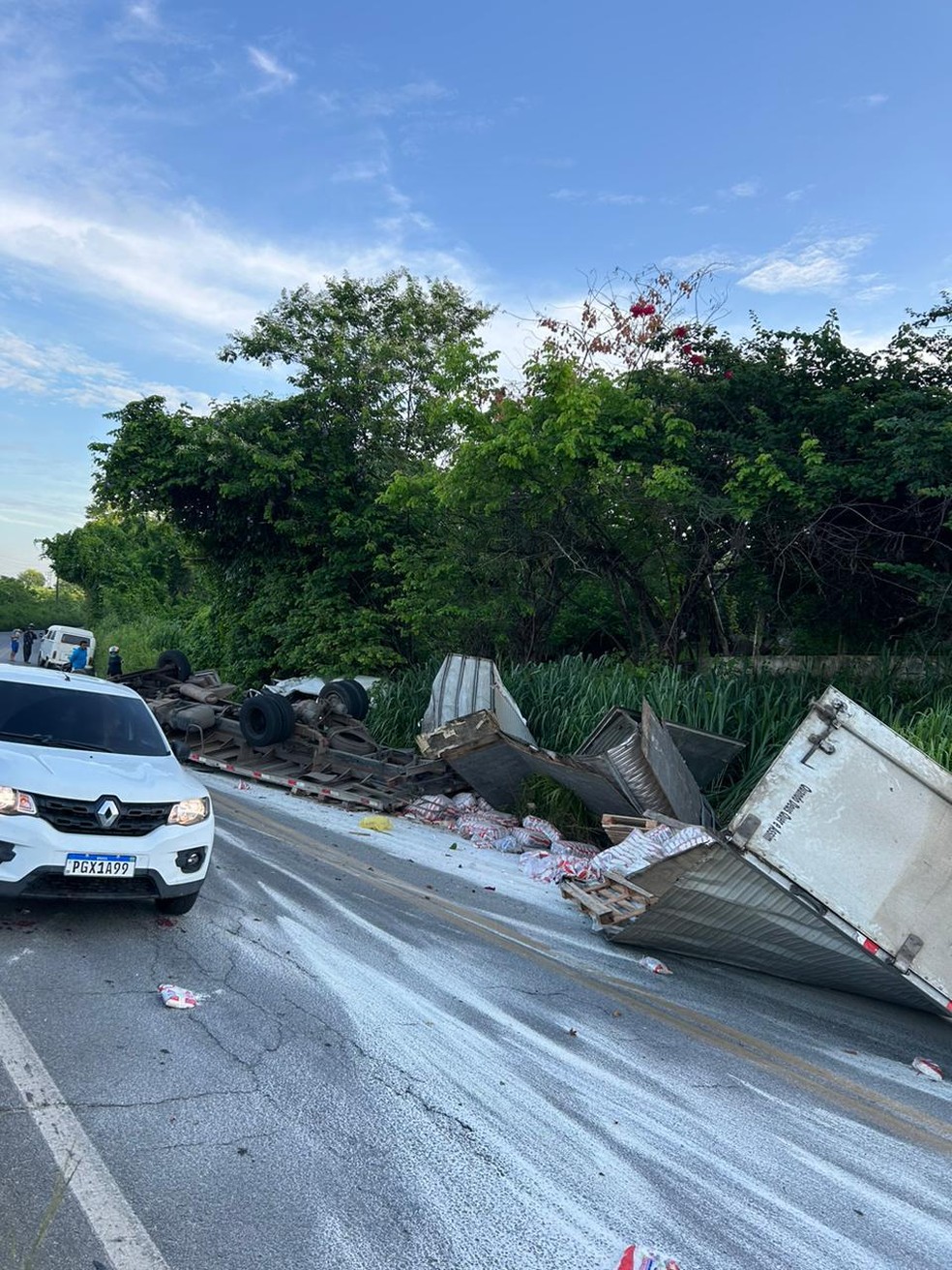 Carroceria de veículos ficaram destruídas após caminhão e Kombi baterem de frente na PE-50, em Glória do Goitá, na Zona da Mata de Pernambuco — Foto: Reprodução/WhatsApp