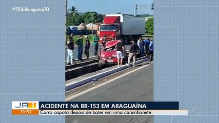 Carro capota após bater em caminhonete em Araguaína