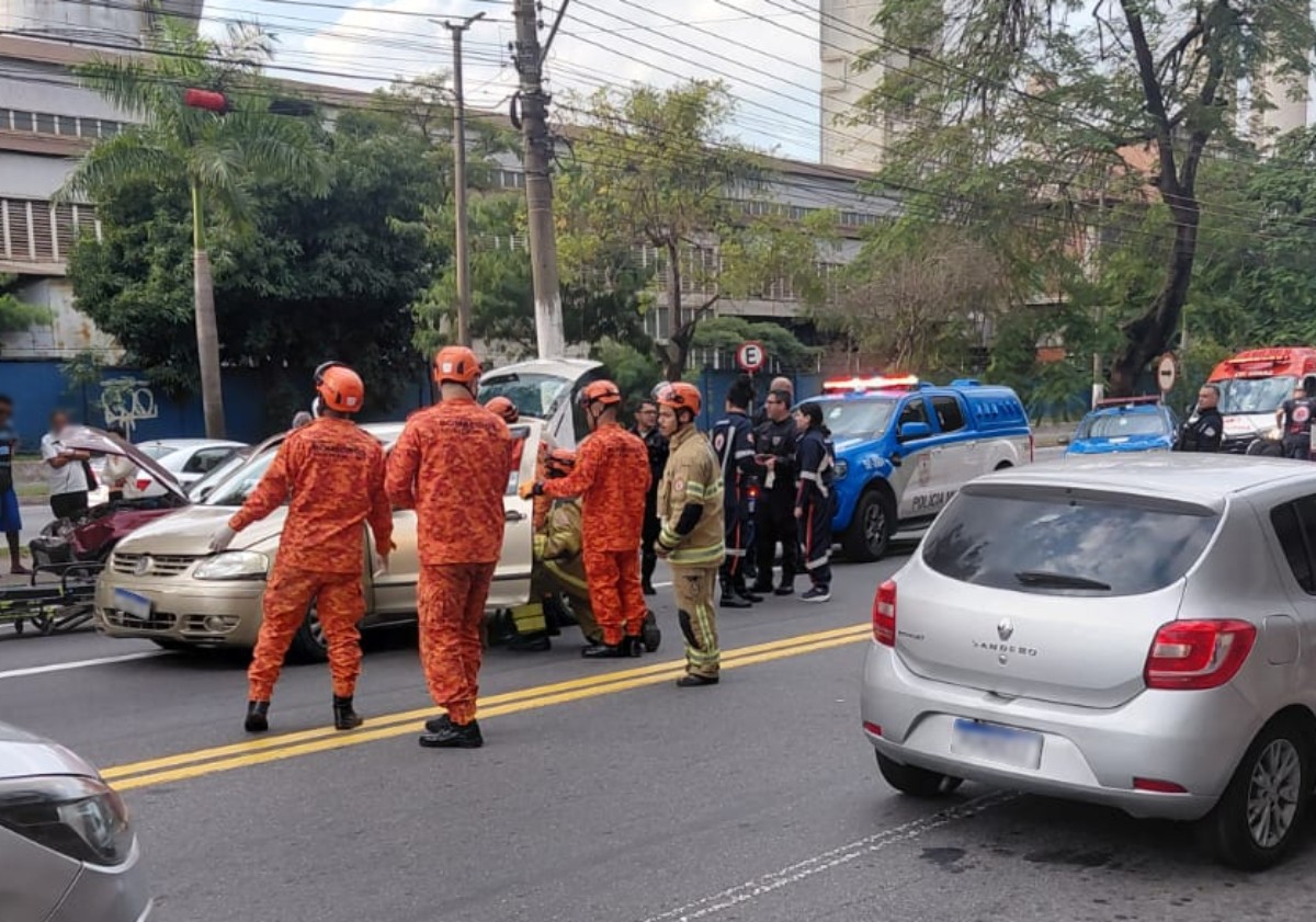 Homem fica ferido em acidente entre dois carros na BR-393, em Volta Redonda