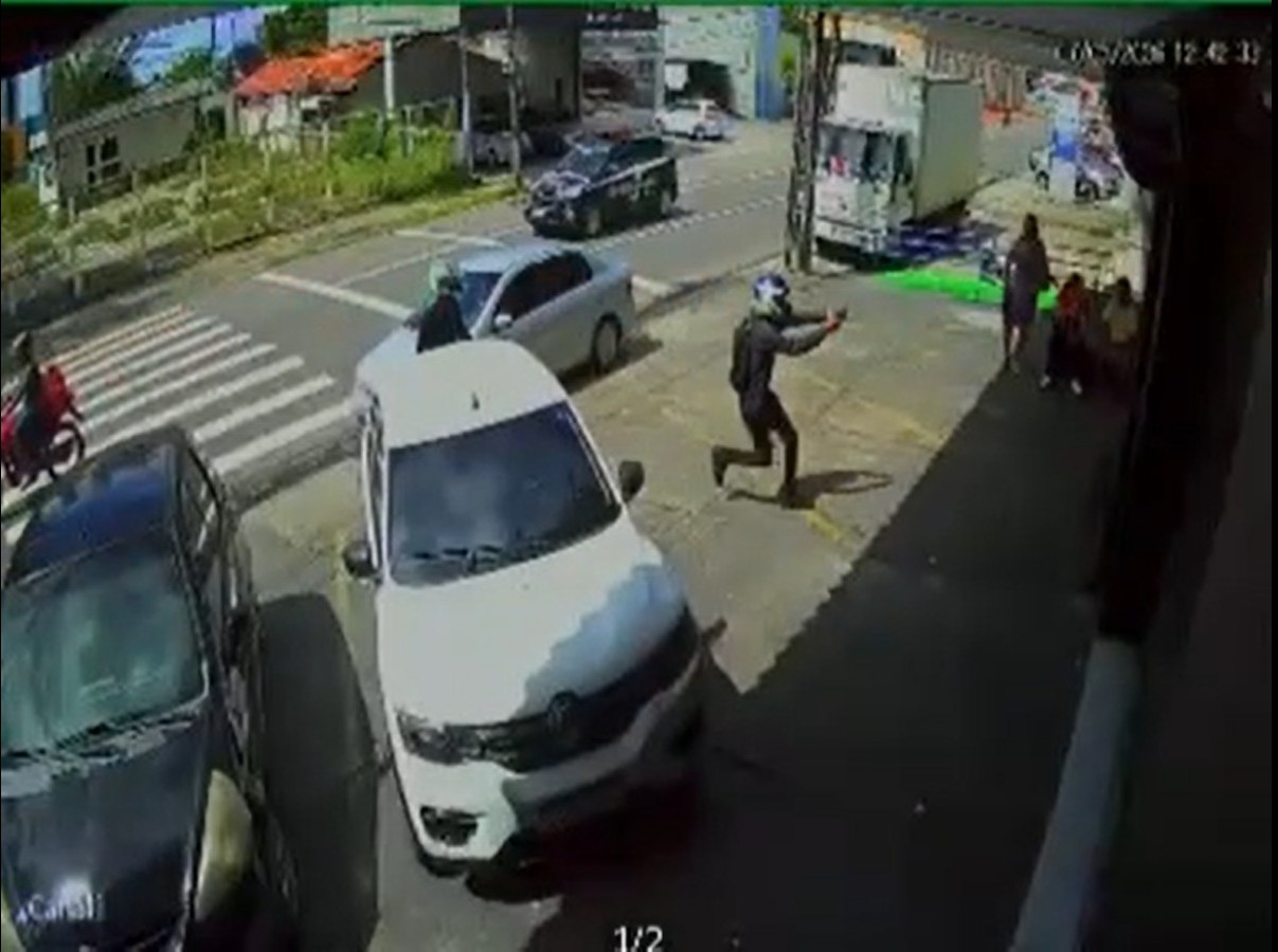 Polícia indica que dupla realizou sequência de assaltos antes de tentativa de roubo em praça de João Pessoa; VÍDEO
