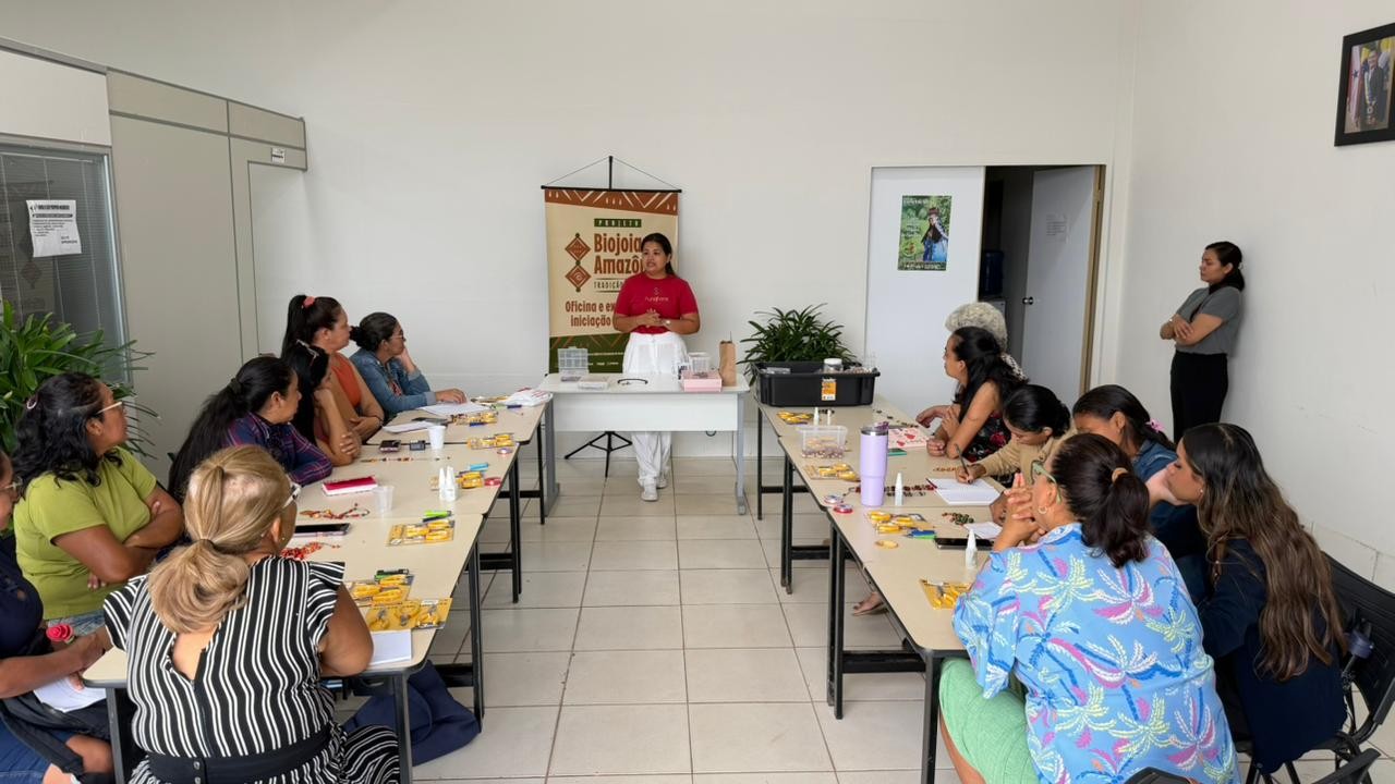 Mulheres do Residencial Salvação participam de capacitação para criação de colares, brincos e pulseiras com sementes da região oeste do Pará