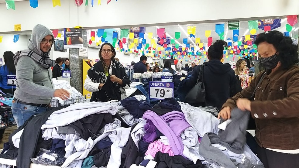 Lojas de roupa aproveitaram para oferecer promoções de agasalhos na capital acreana — Foto: Eldérico Silva/Rede Amazônica Acre