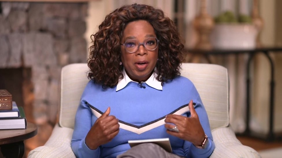 Oprah Winfrey é hospitalizada por problemas estomacais, diz amiga da apresentadora