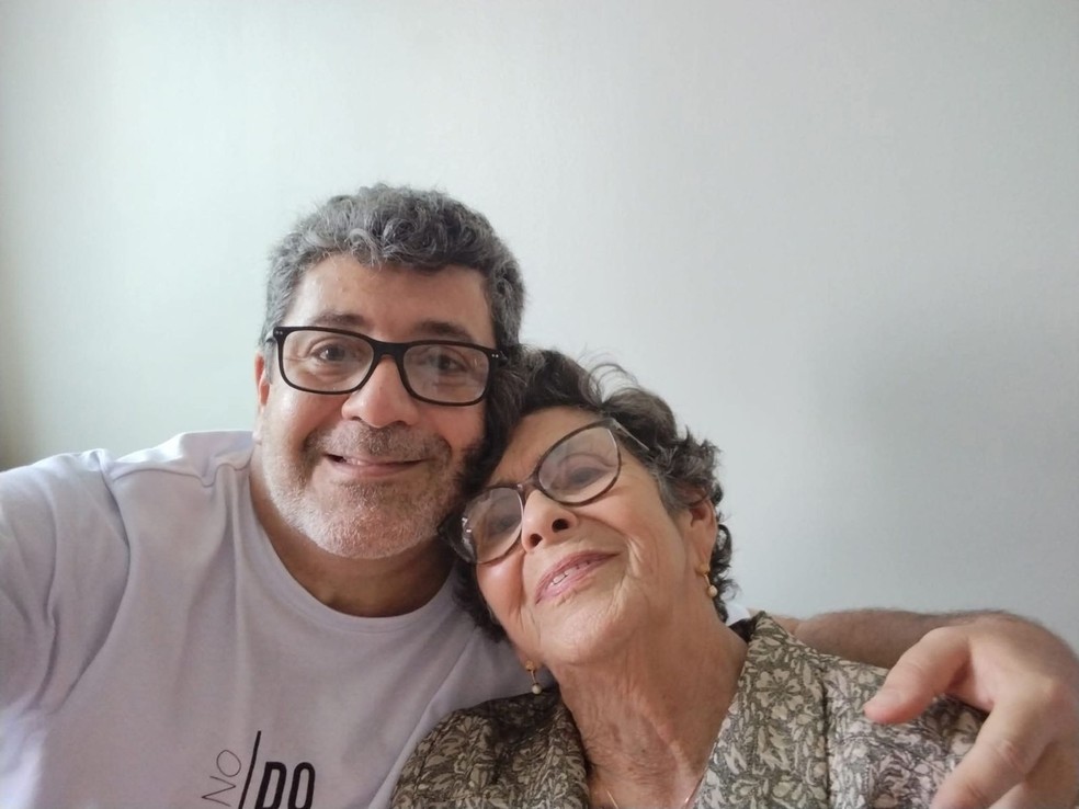 Sergio Roberto, filho da professora Nadir Nazaré, acusa hospital particular de erro médico que levou à morte dela — Foto: Arquivo pessoal