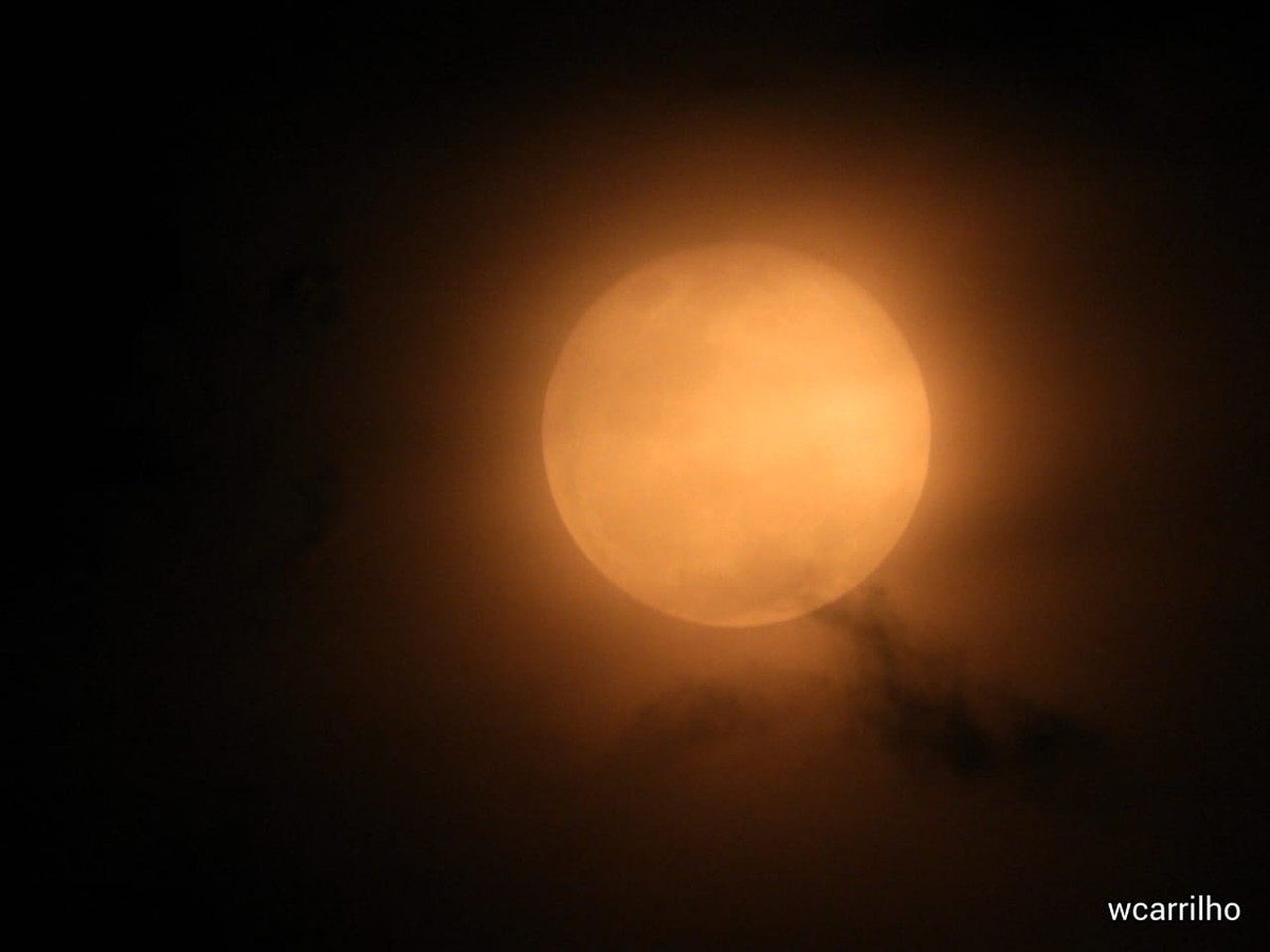 Céu nublado não impede registro da Superlua em Campo Grande