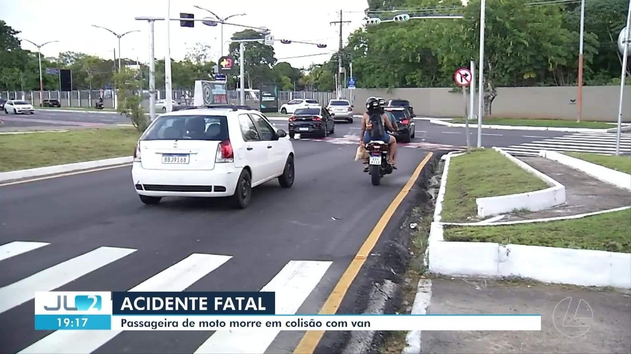 Passageira de moto morre em colisão com van em cruzamento no bairro do Marco, em Belém