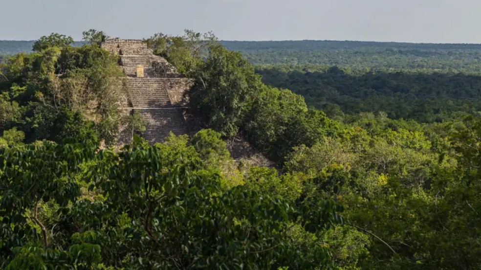 Não há fotos da cidade maia recém-descoberta, mas ela tinha templos piramidais semelhantes a este em Calakmul, que fica nas proximidades — Foto: Getty Images via BBC