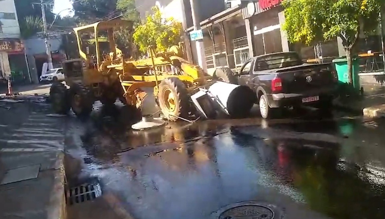 Patrol desgovernada bate em bomba de posto de combustível, e diesel se espalha pela rua; VÍDEO