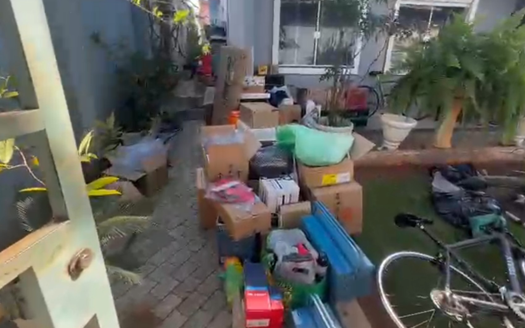 Pai e filho são presos em Ribeirão Preto suspeitos de desviar mercadorias de distribuidora